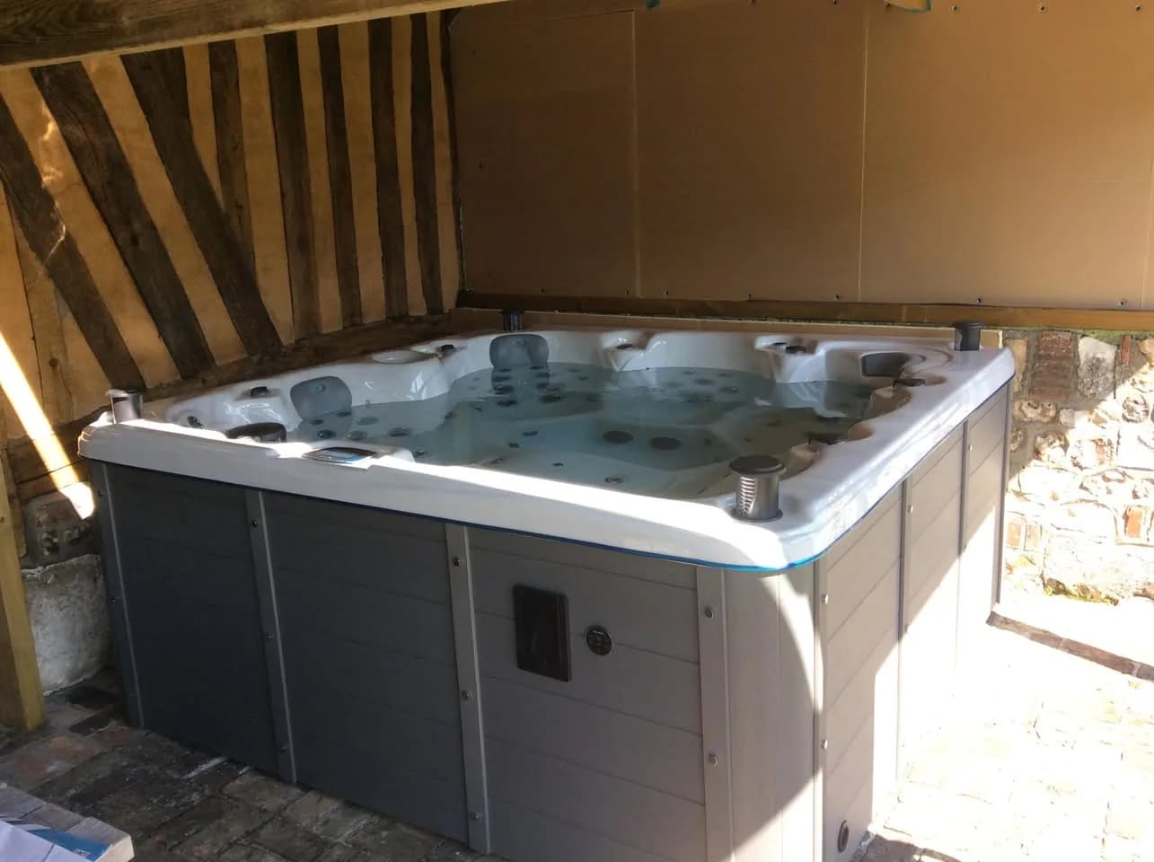 Installation d'un spa Cambridge Full option à Pont-Audemer, autre vue du chantier