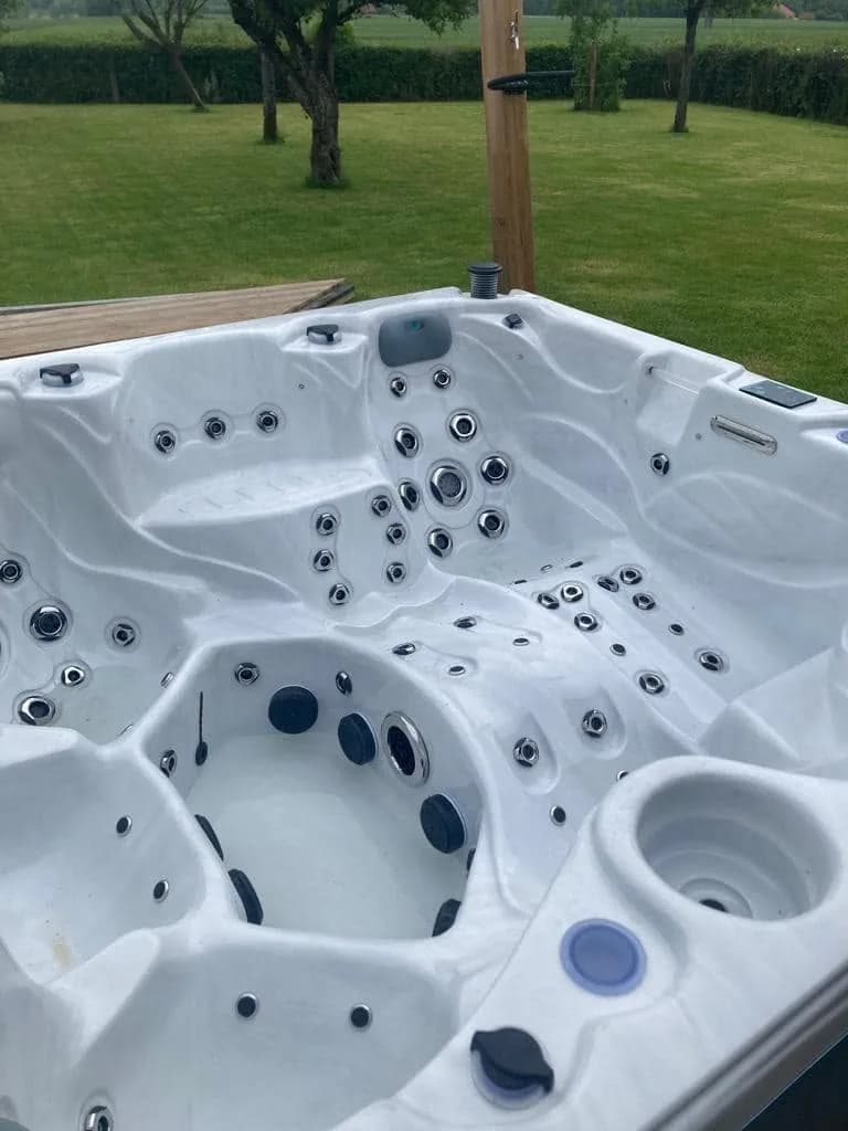 Installation d'un spa Cambridge Full option à Toutenant, dans un jardin arboré