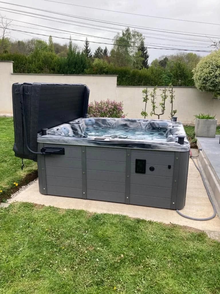 Installation d'un spa Cambridge Full option à Villiers-sur-Morin, sur une pelouse, cuve Odyssey