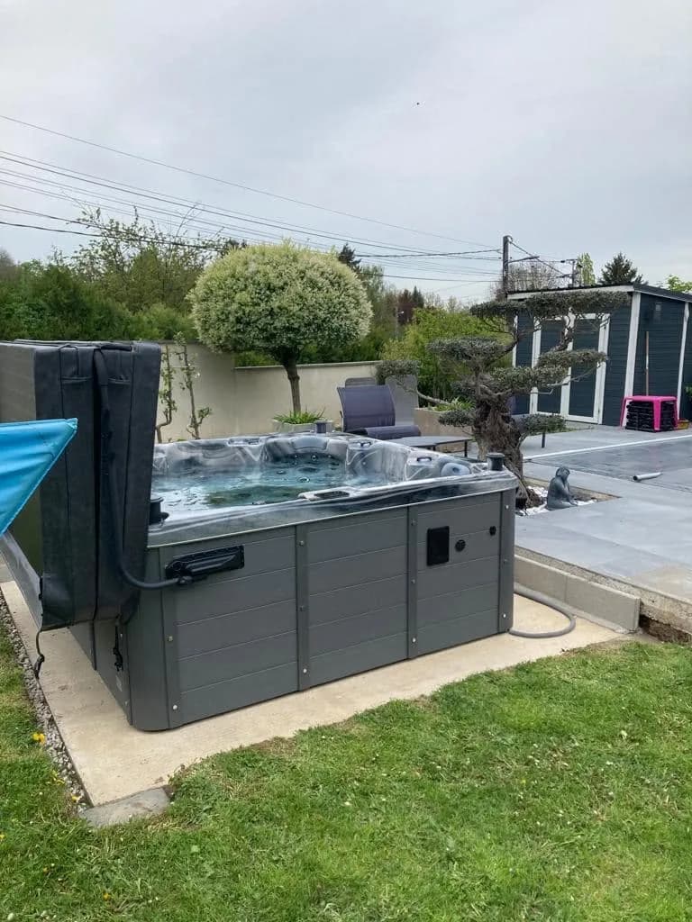 Installation d'un spa Cambridge Full option à Villiers-sur-Morin, autre vue du chantier