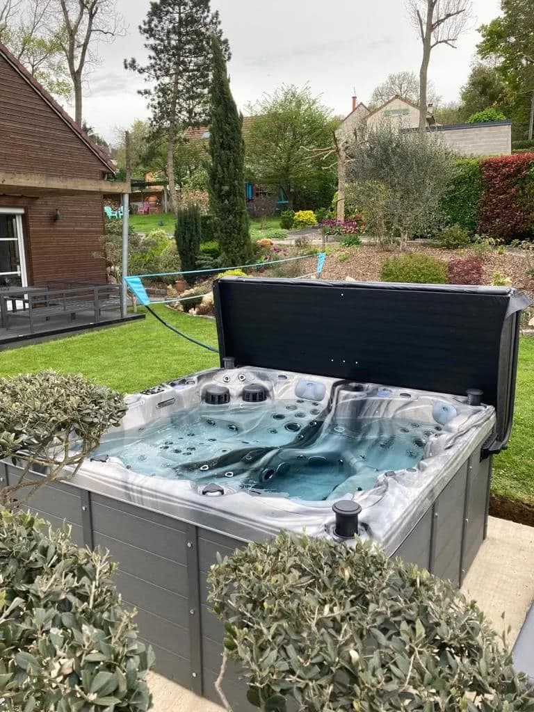 Installation d'un spa Cambridge Full option à Villiers-sur-Morin, autre vue du chantier