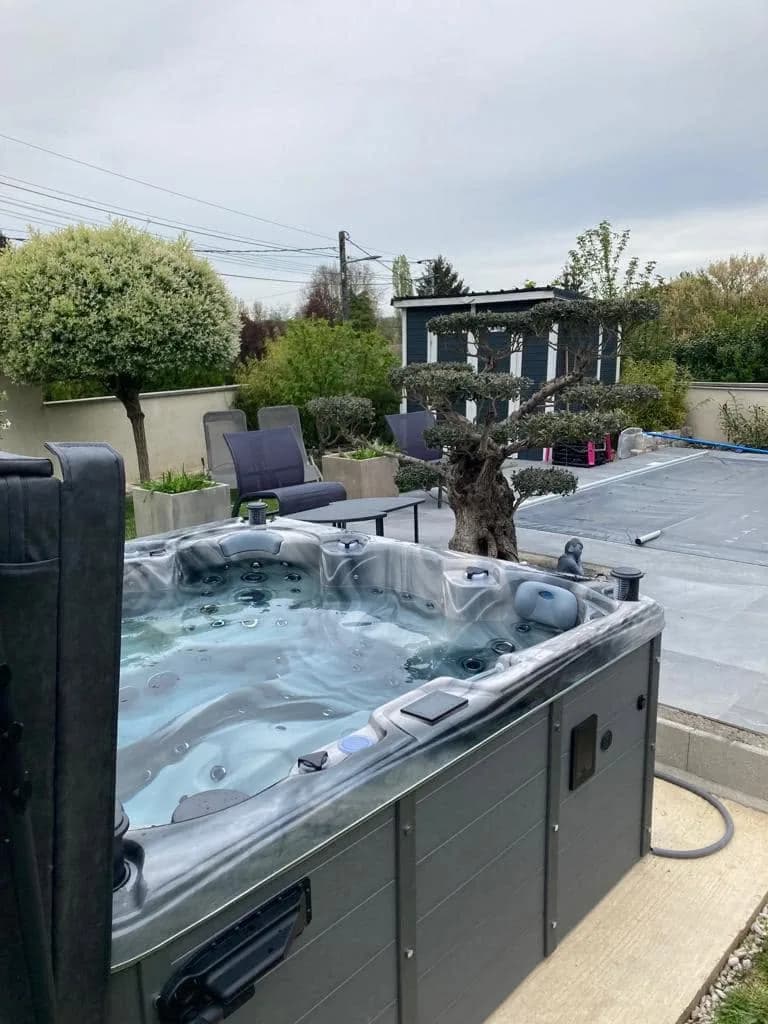Installation d'un spa Cambridge Full option à Villiers-sur-Morin, autre vue du chantier
