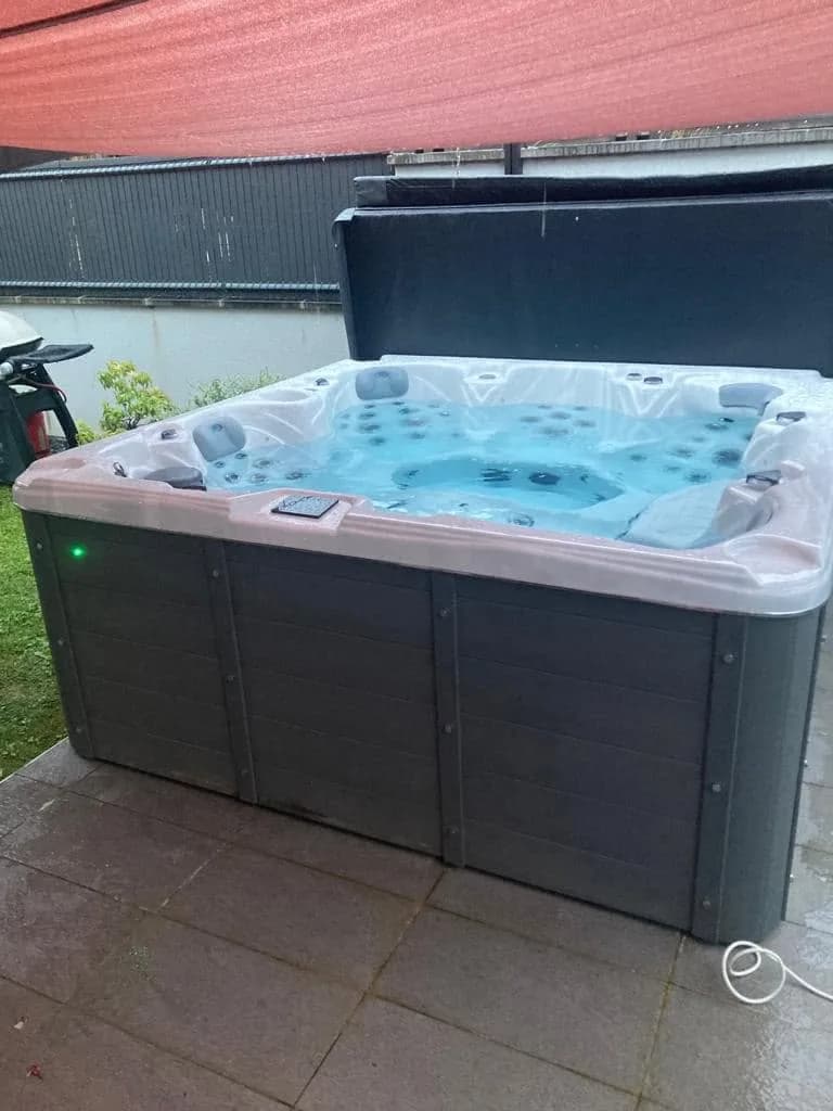Installation d'un spa Cambridge à Hettange-Grande, sur une terrasse au pied de la maison