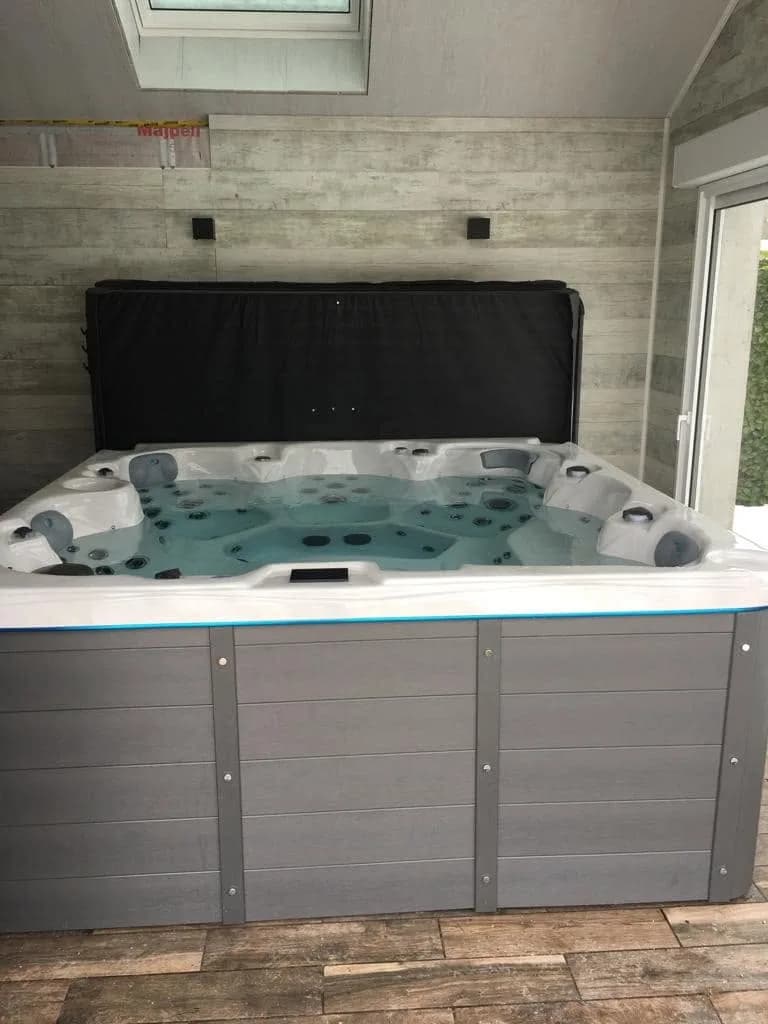 Installation d'un spa Cambridge à Segny, autre vue du chantier