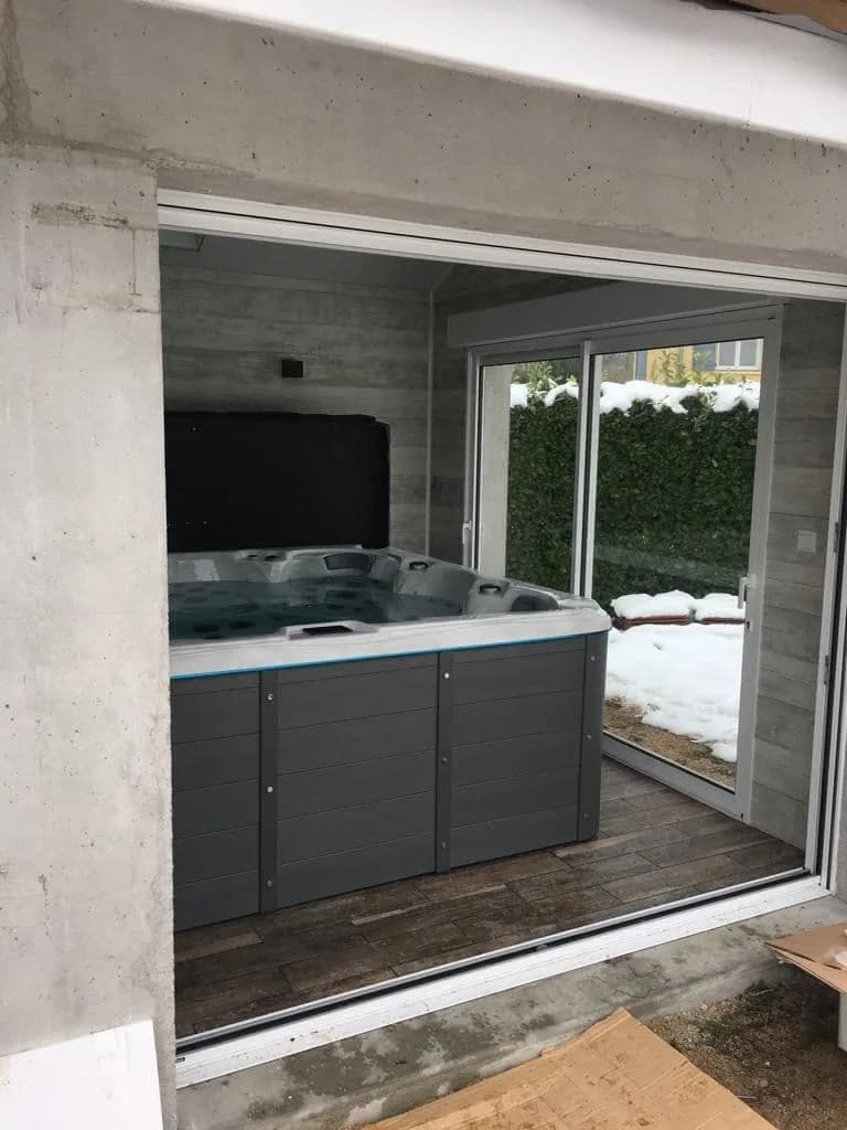 Installation d'un spa Cambridge à Segny, autre vue du chantier