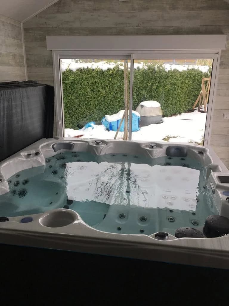 Installation d'un spa Cambridge à Segny, autre vue du chantier