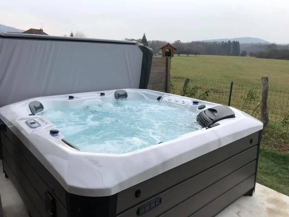 Installation d'un spa Caraïbe en Haute-Saône, sur une dalle en bordure de prairie