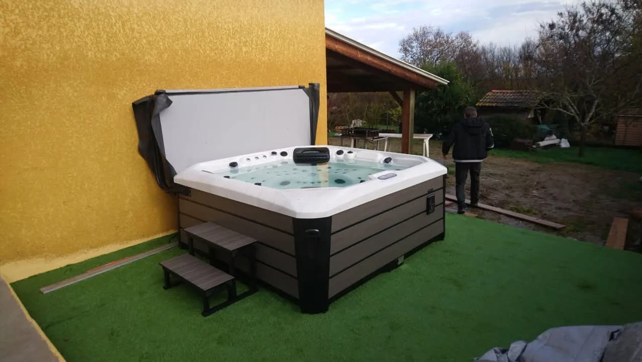 Installation d'un spa Caraïbes Full option en Haute-Garonne, autre vue du chantier
