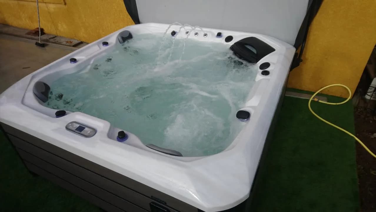 Installation d'un spa Caraïbes Full option en Haute-Garonne, autre vue du chantier