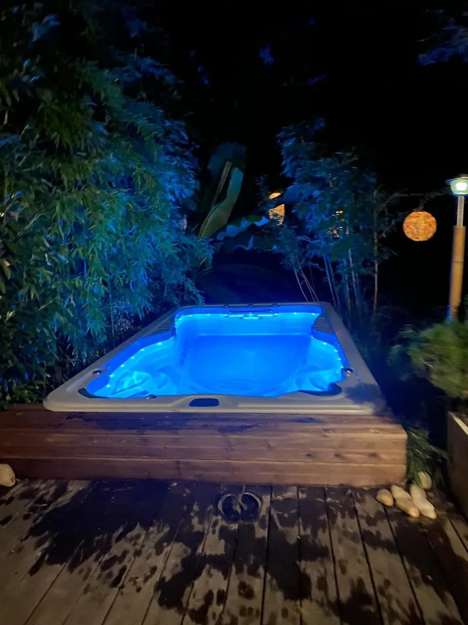 Installation d'un spa de nage à Colmar, intégré dans une terrasse en bois, éclairage LED