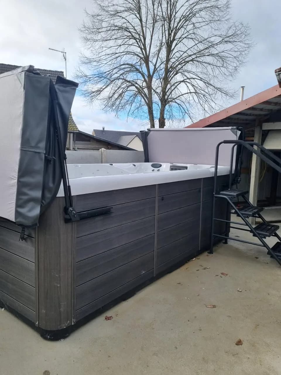 Installation d'un spa de nage Éros à Saint-Bernard, spa de nage avec lève-couverture