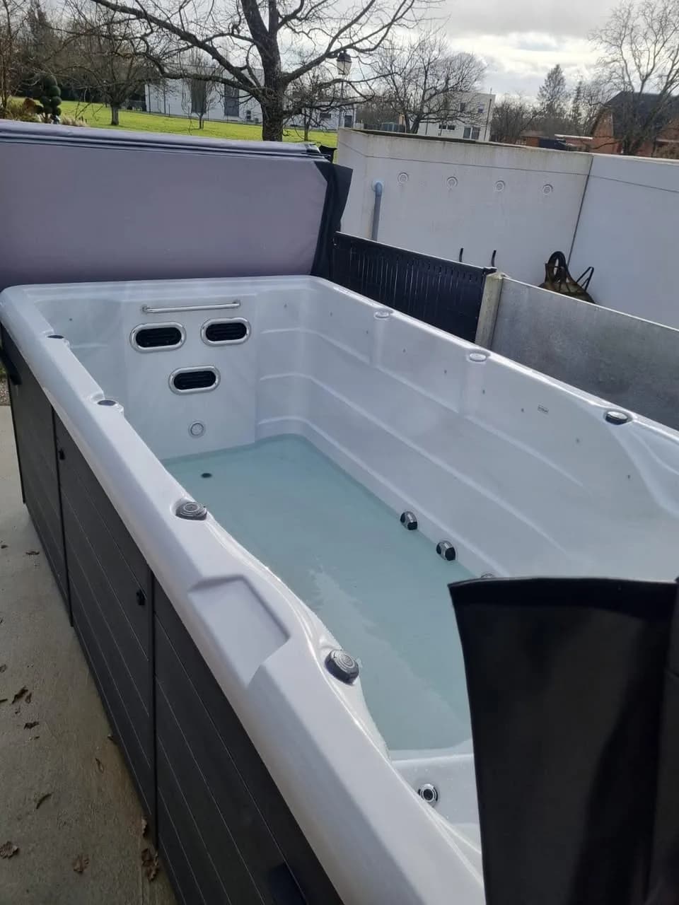 Installation d'un spa de nage Éros à Saint-Bernard, autre vue du chantier