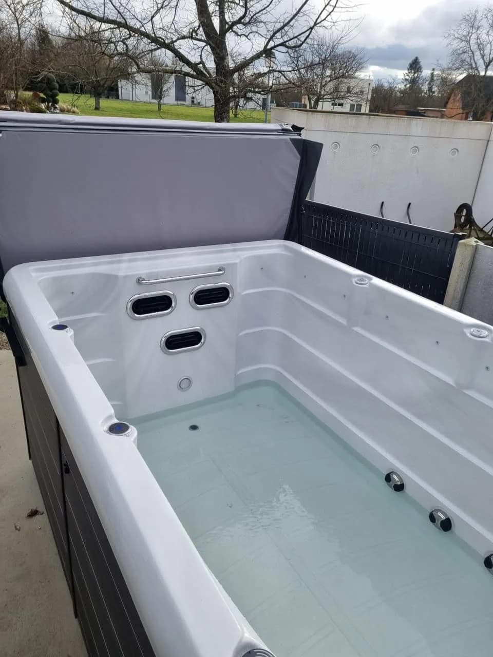 Installation d'un spa de nage Éros à Saint-Bernard, autre vue du chantier