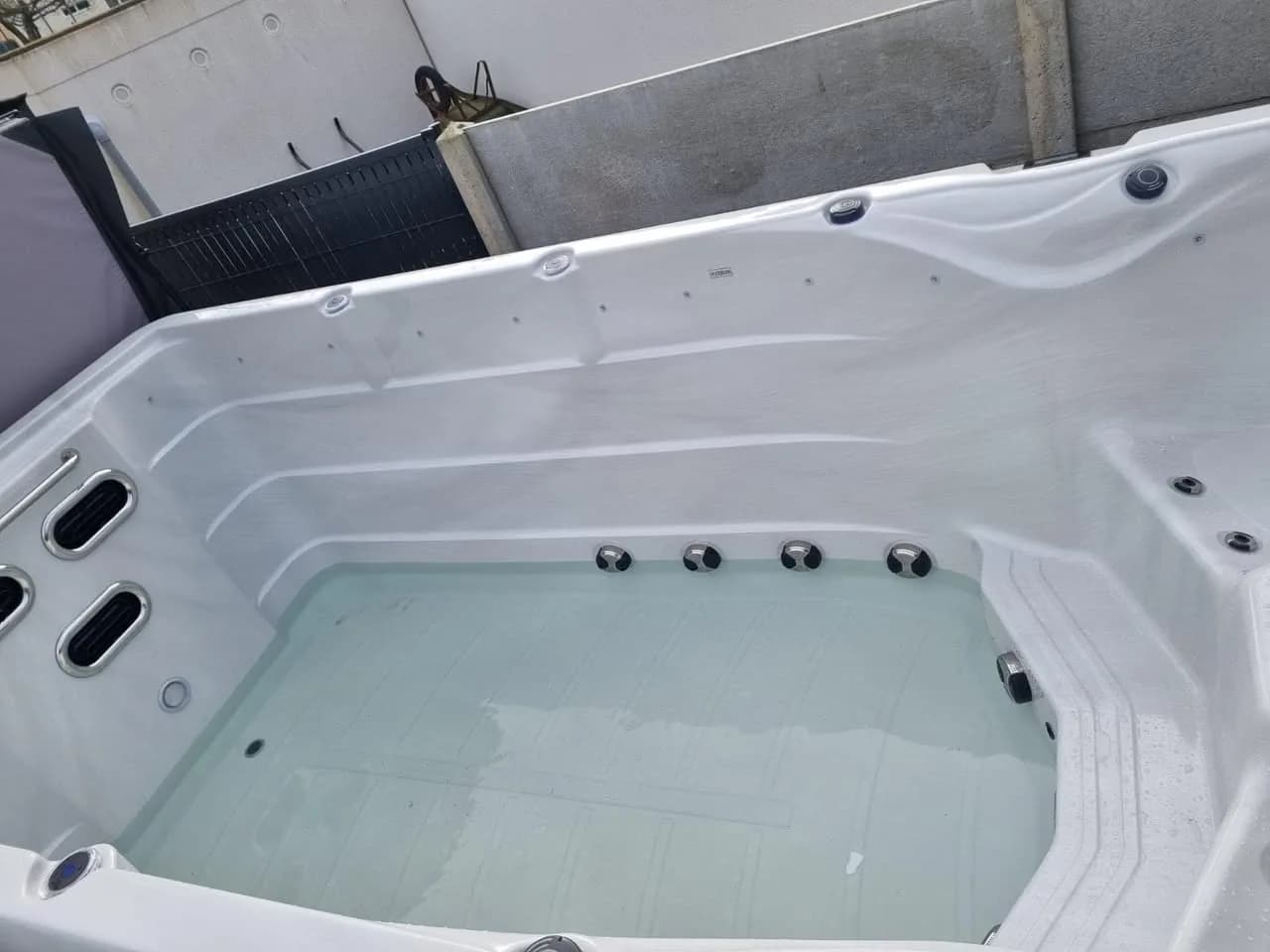 Installation d'un spa de nage Éros à Saint-Bernard, autre vue du chantier