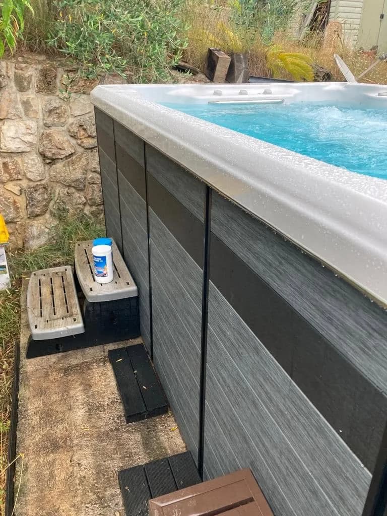 Installation d'un spa de nage Førde 410 à Biot, sur une terrasse au pied d'un talus planté