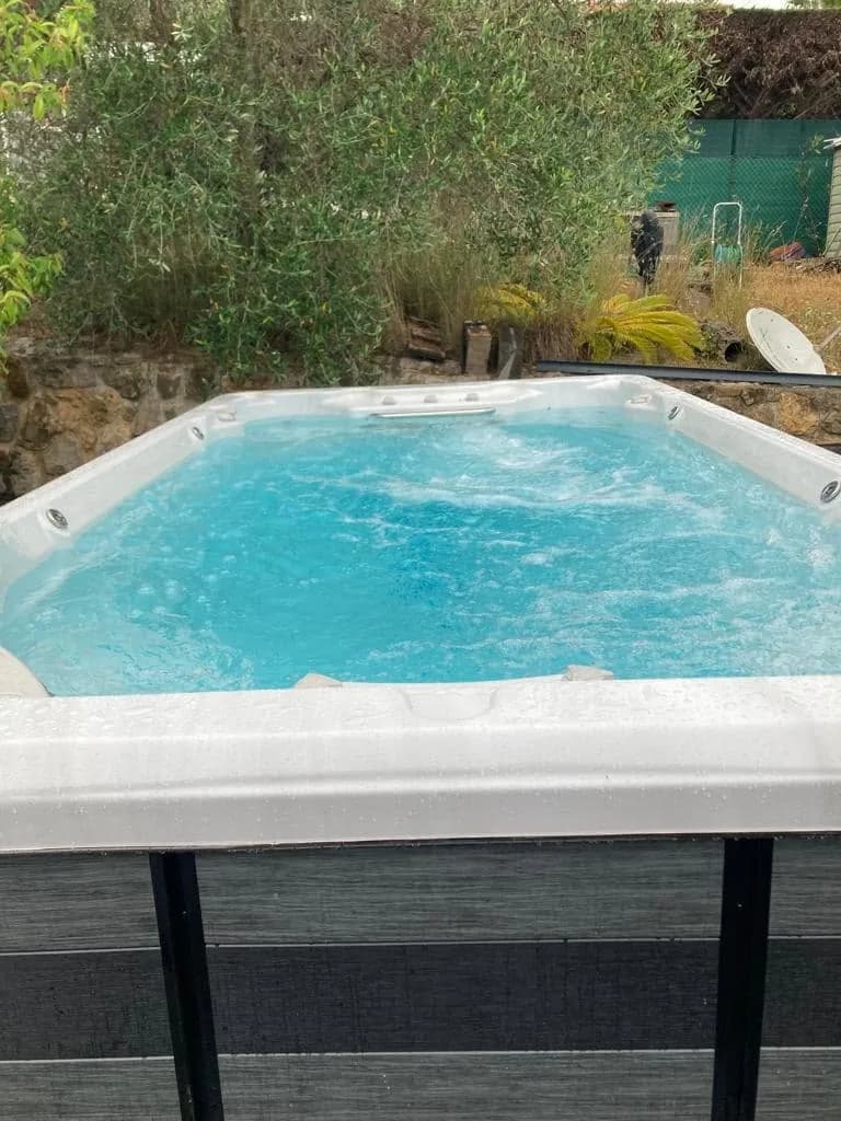 Installation d'un spa de nage Førde 410 à Biot, autre vue du chantier