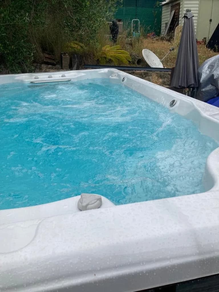Installation d'un spa de nage Førde 410 à Biot, autre vue du chantier