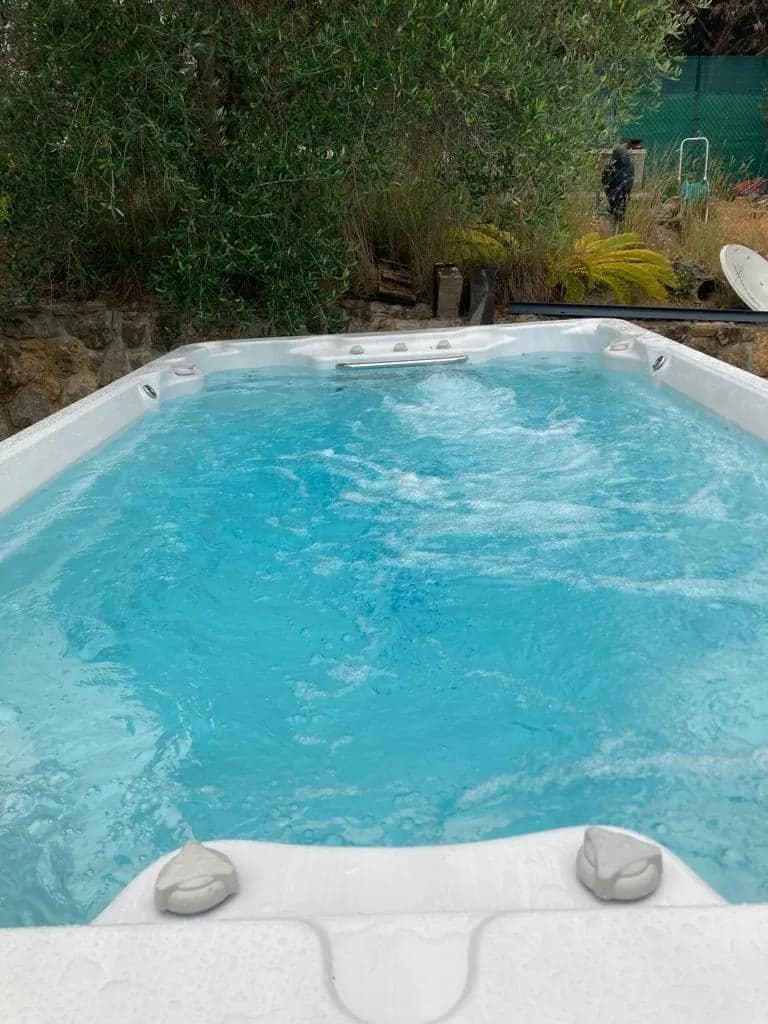 Installation d'un spa de nage Førde 410 à Biot, autre vue du chantier