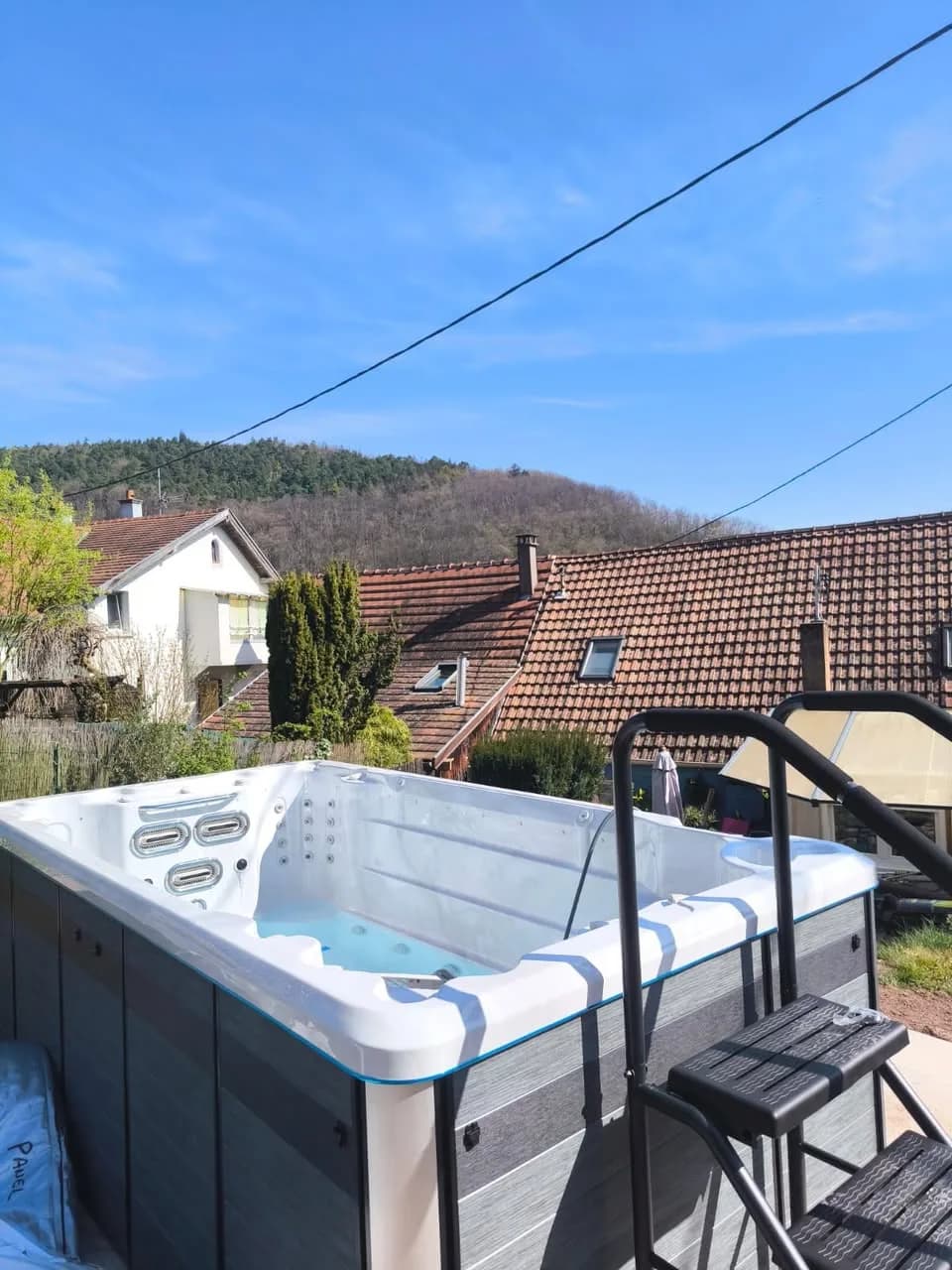 Installation d'un spa de nage Førde 410 à Jungholtz, sur une terrasse face au village, escalier d'accès