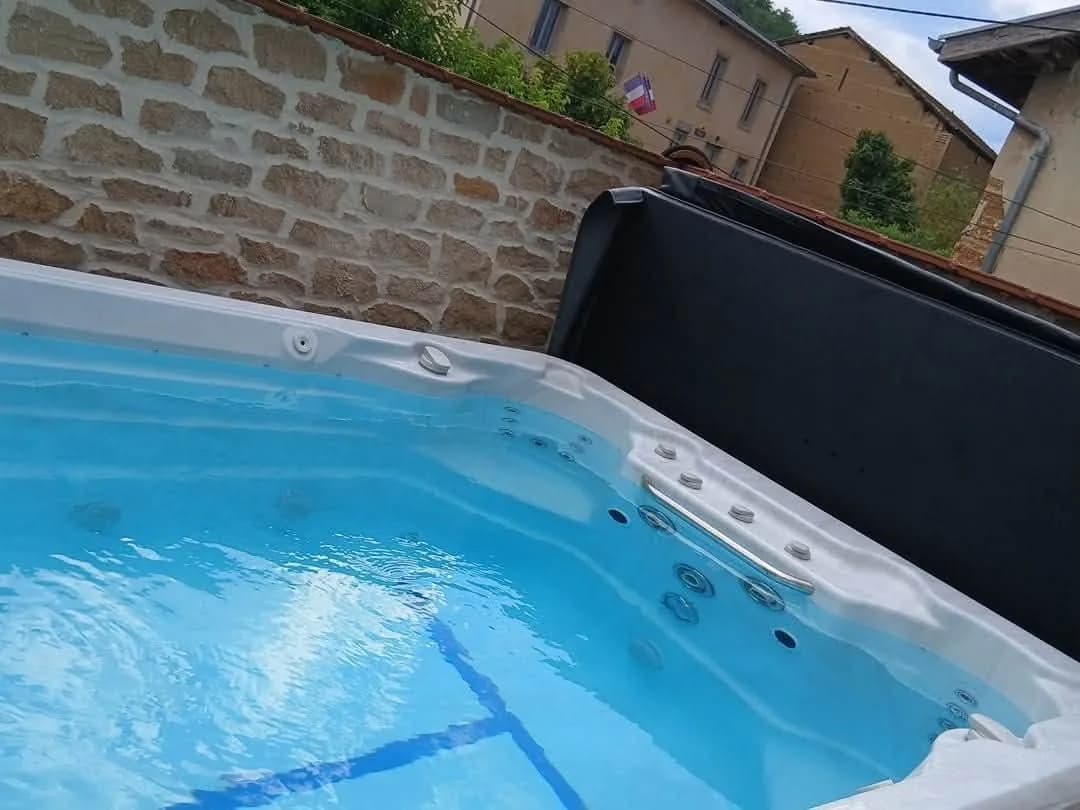 Installation d'un spa de nage Førde 410 à Lens-Lestang, autre vue du chantier