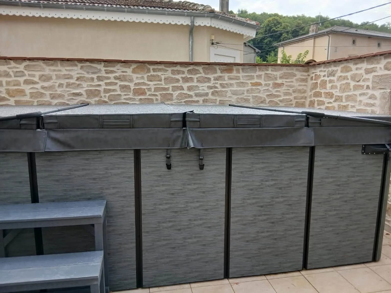 Installation d'un spa de nage Førde 410 à Lens-Lestang, autre vue du chantier