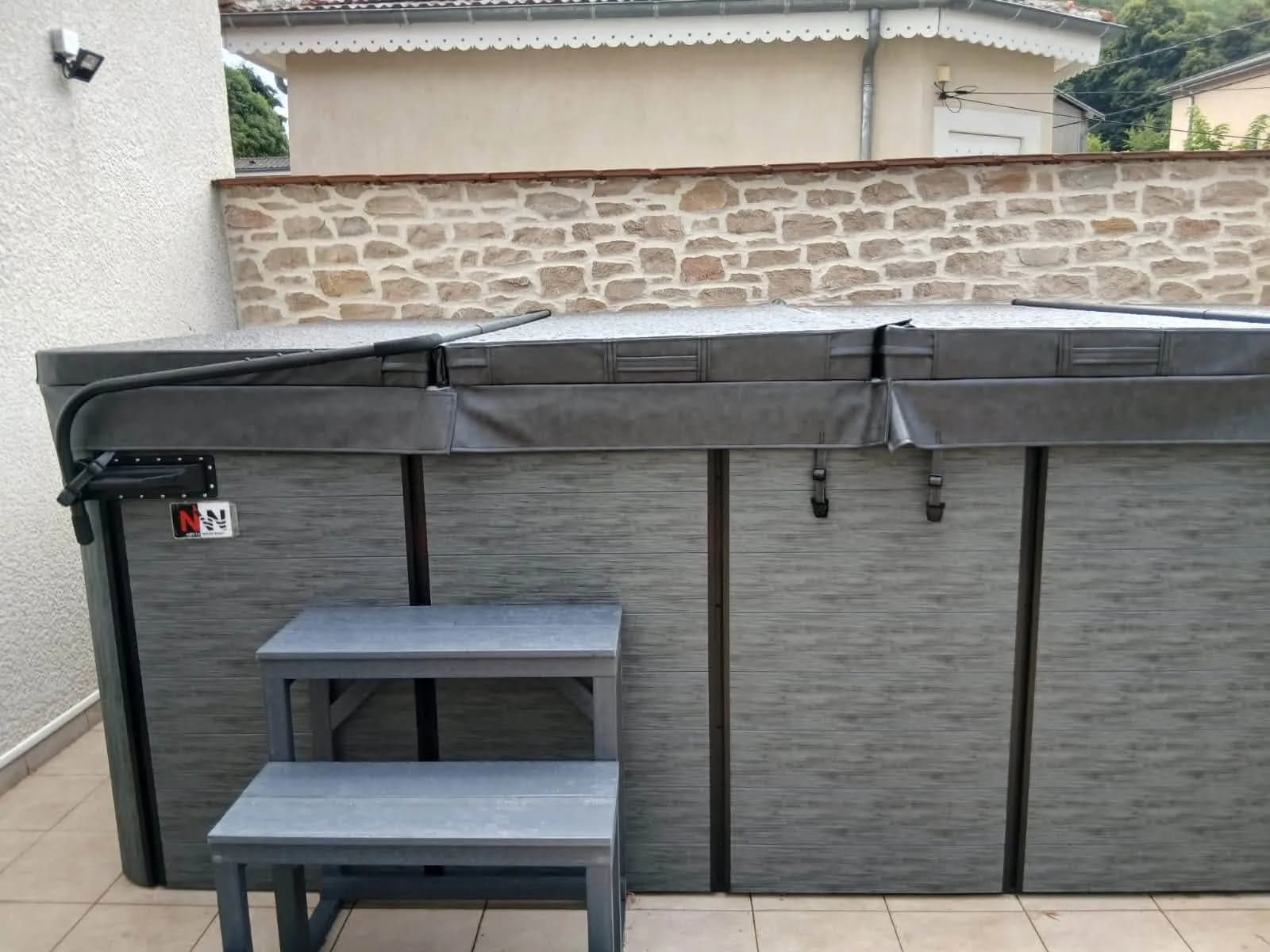 Installation d'un spa de nage Førde 410 à Lens-Lestang, autre vue du chantier
