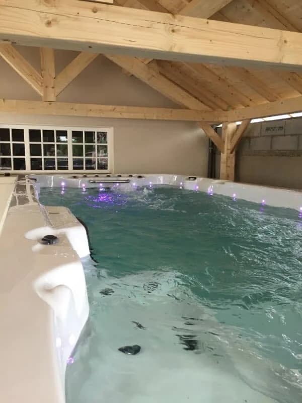 Installation d'un spa de nage Full option dans le Territoire de Belfort, autre vue du chantier