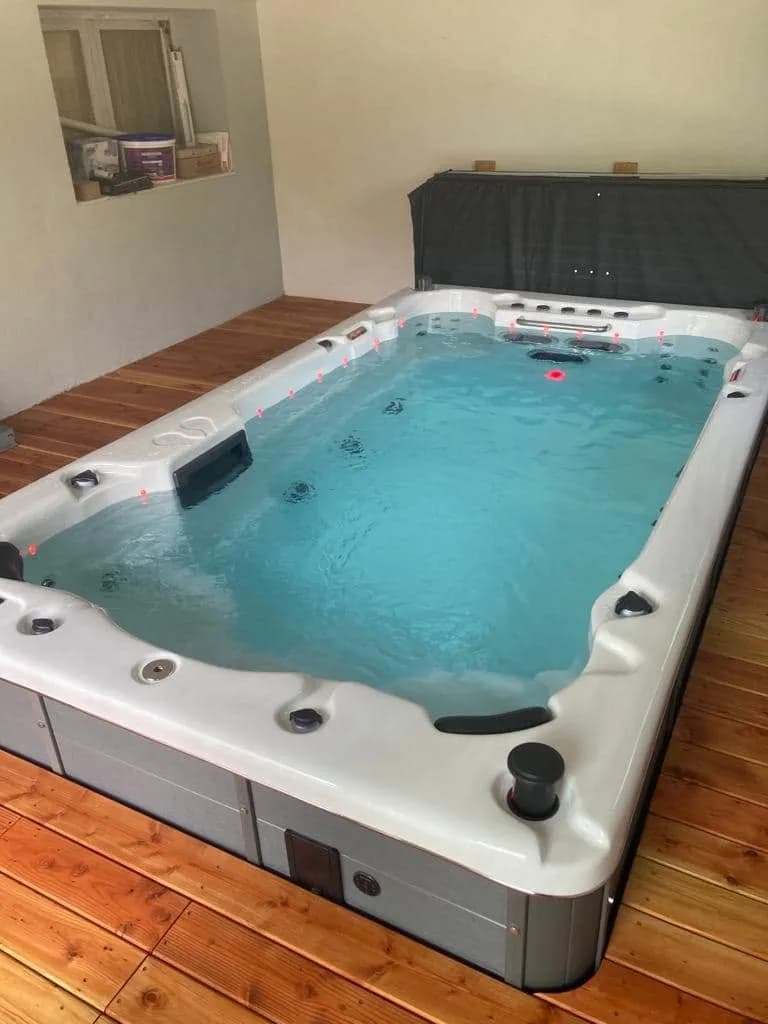 Installation d'un spa de nage Full option à Niort, en intérieur, sur un plancher en bois