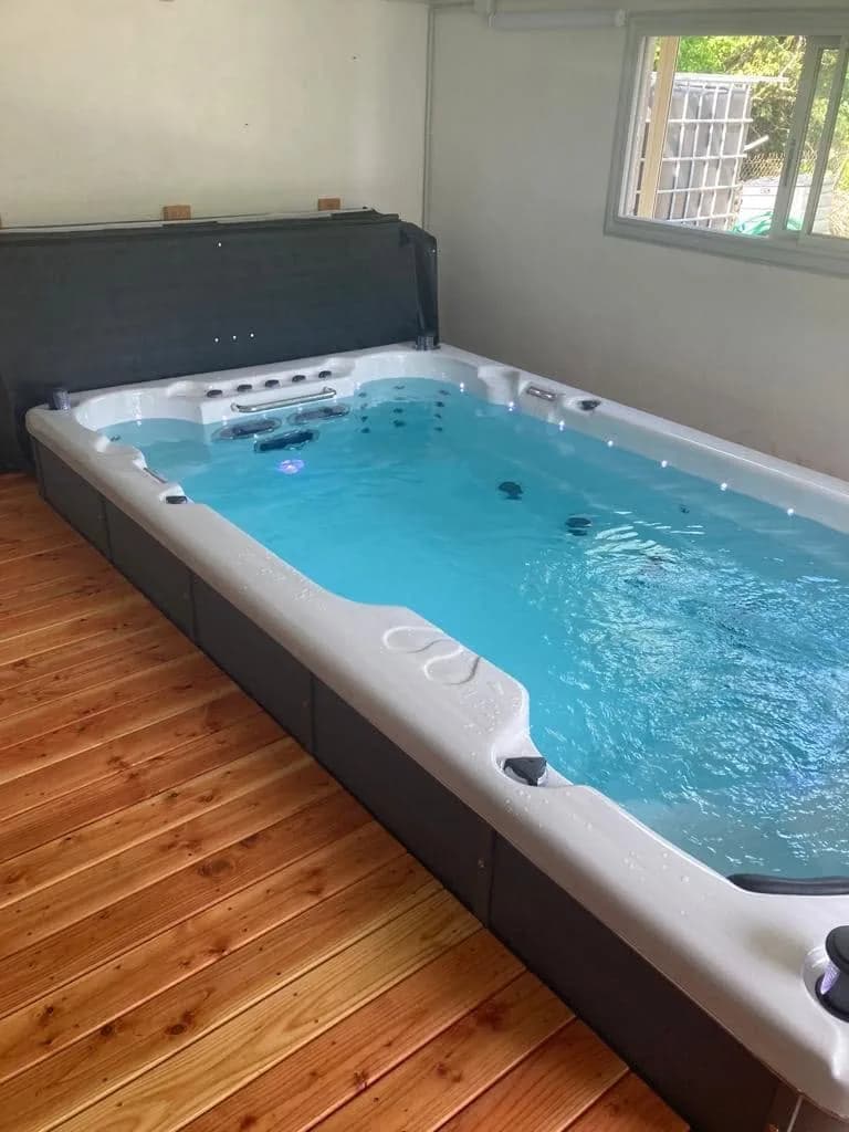 Installation d'un spa de nage Full option à Niort, autre vue du chantier