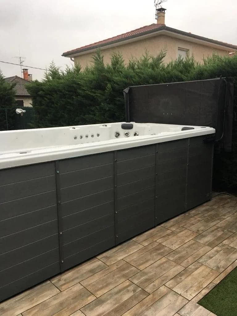 Installation d'un spa de nage à Grenoble, spa de nage devant une haie