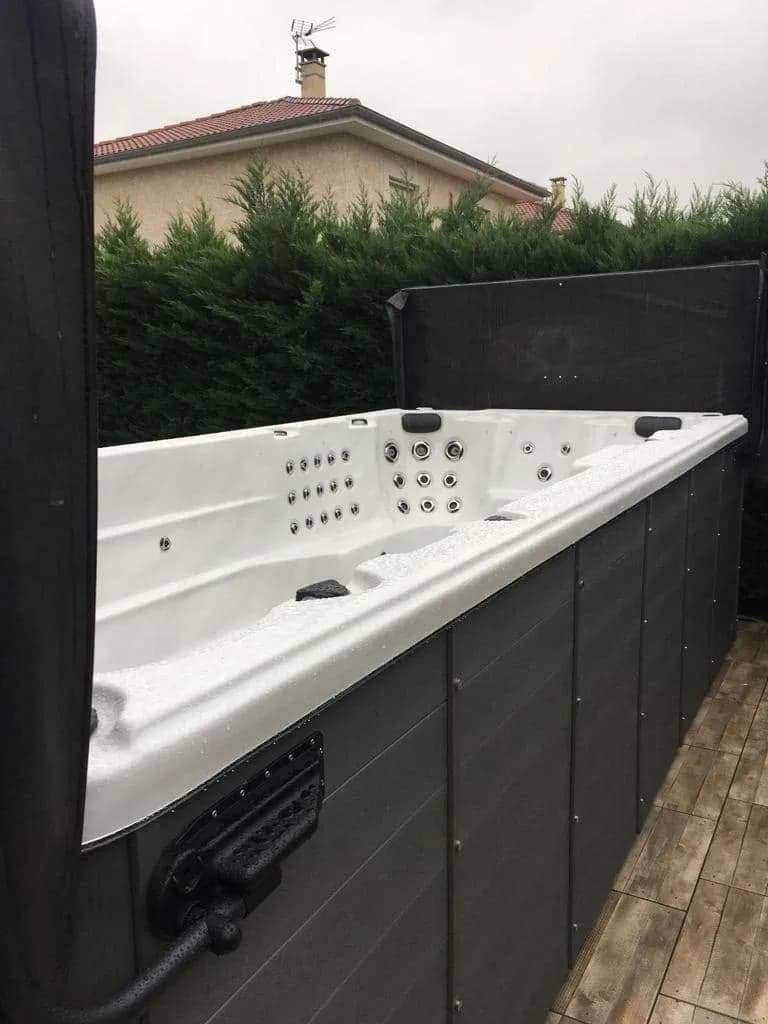 Installation d'un spa de nage à Grenoble, autre vue du chantier