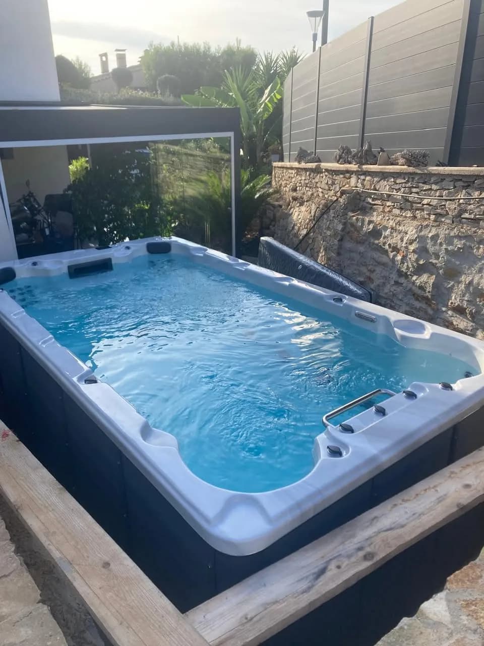 Installation d'un spa de nage à La Ciotat, en bordure de terrasse le long d'un mur