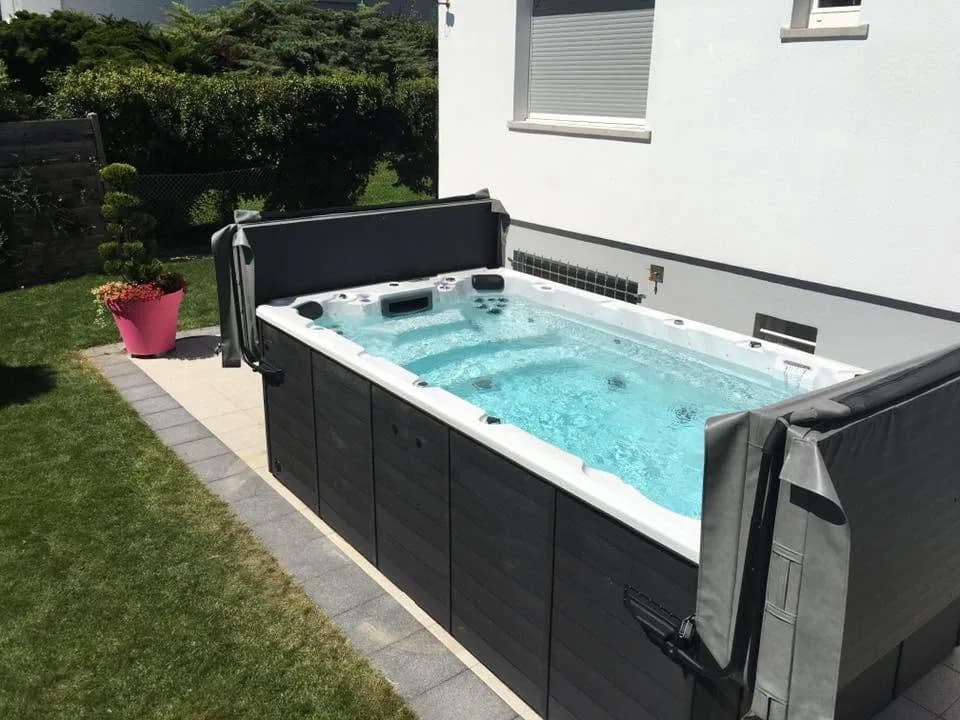Installation d'un spa de nage Milan, autre vue du chantier