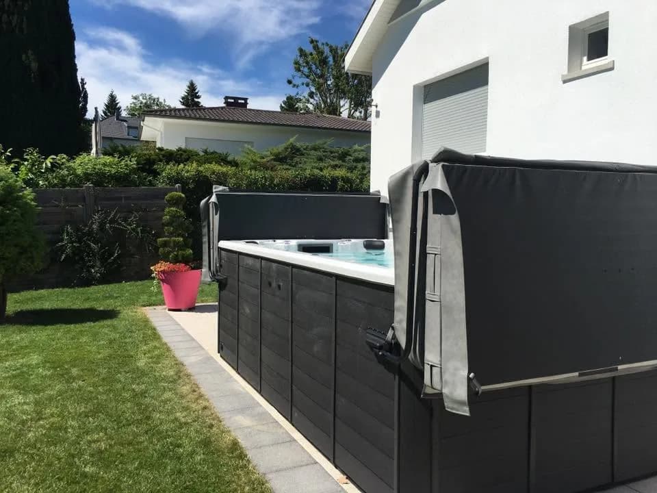 Installation d'un spa de nage Milan, autre vue du chantier