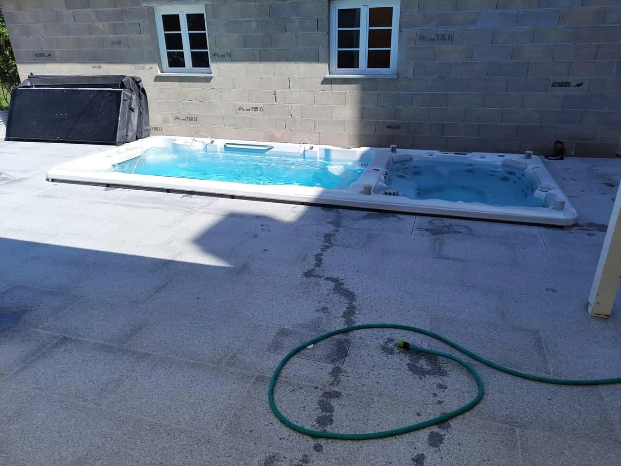 Installation d'un spa de nage Øslø 600 à Bischheim, spa de nage bi-zone sur une dalle carrelée
