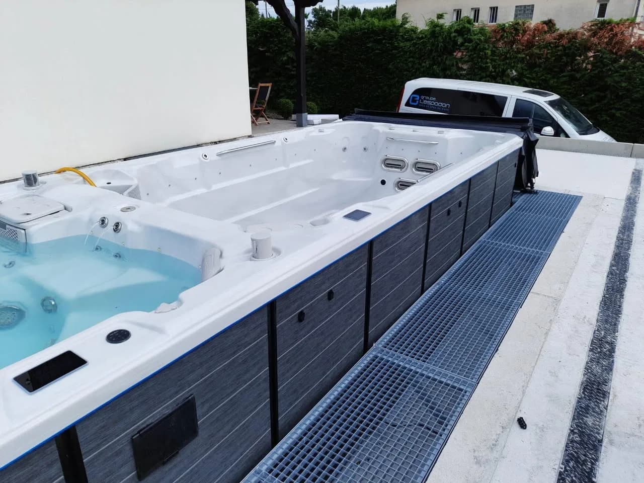 Installation d'un spa de nage Øslø 600 Full option à Sitifort, spa de nage sur une dalle claire