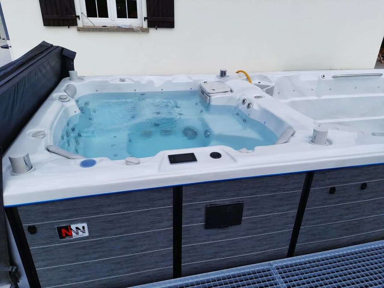 Installation d'un spa de nage Øslø 600 Full option à Sitifort, autre vue du chantier