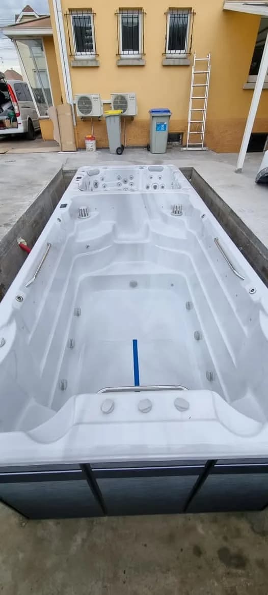Installation d'un spa de nage Øslø 600 Full option à Strasbourg, spa de nage sur une dalle le long de la maison