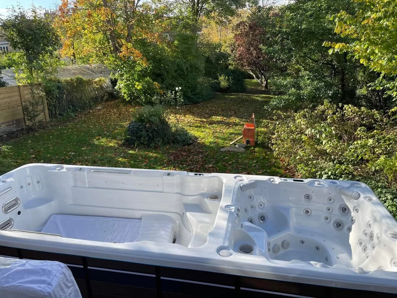 Installation d'un spa de nage Øslø 600 Full option, spa de nage bi-zone dans un jardin