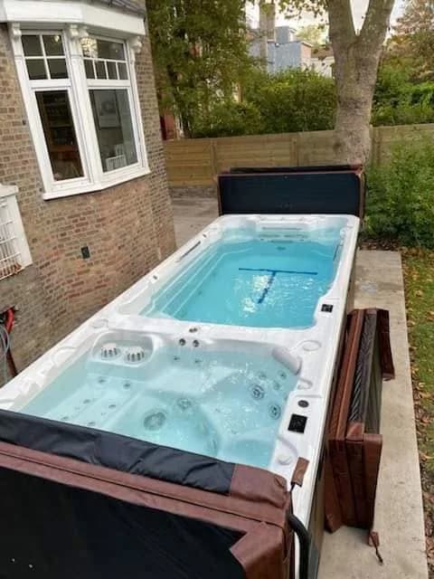 Installation d'un spa de nage Øslø 600 Full option, autre vue du chantier
