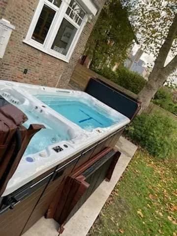 Installation d'un spa de nage Øslø 600 Full option, autre vue du chantier