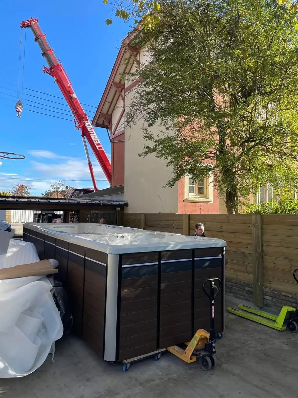 Installation d'un spa de nage Øslø 600 Full option, autre vue du chantier