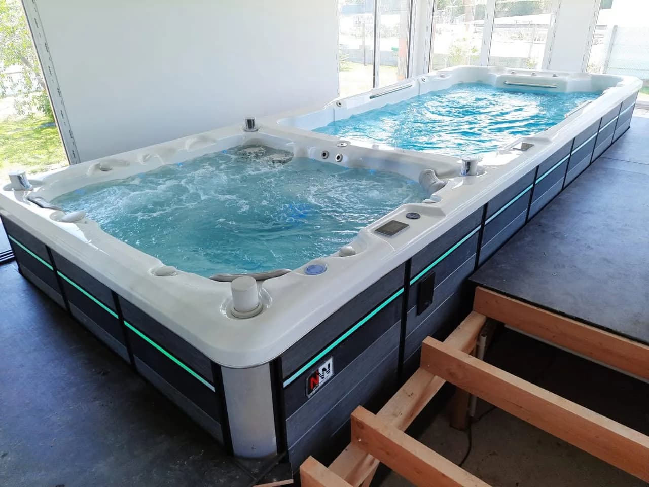Installation d'un spa de nage Øslø 600 à Sundhoffen, spa de nage bi-zone en intérieur, pièce vitrée