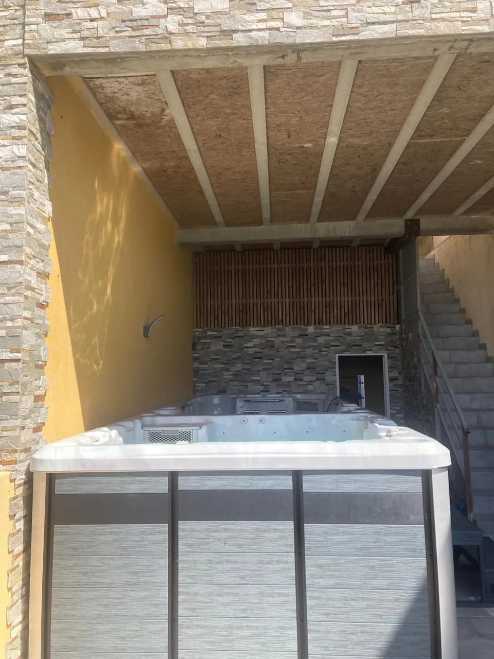 Installation d'un spa de nage Øslø 600, autre vue du chantier