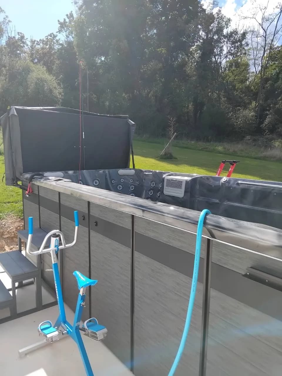Installation d'un spa de nage Øxford 480, autre vue du chantier