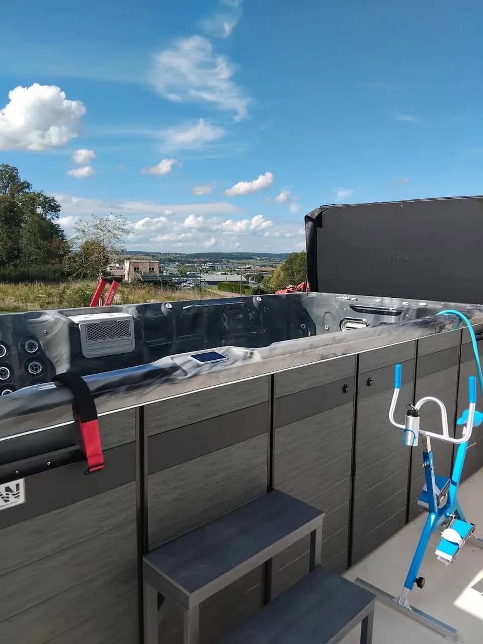 Installation d'un spa de nage Øxford 480, autre vue du chantier
