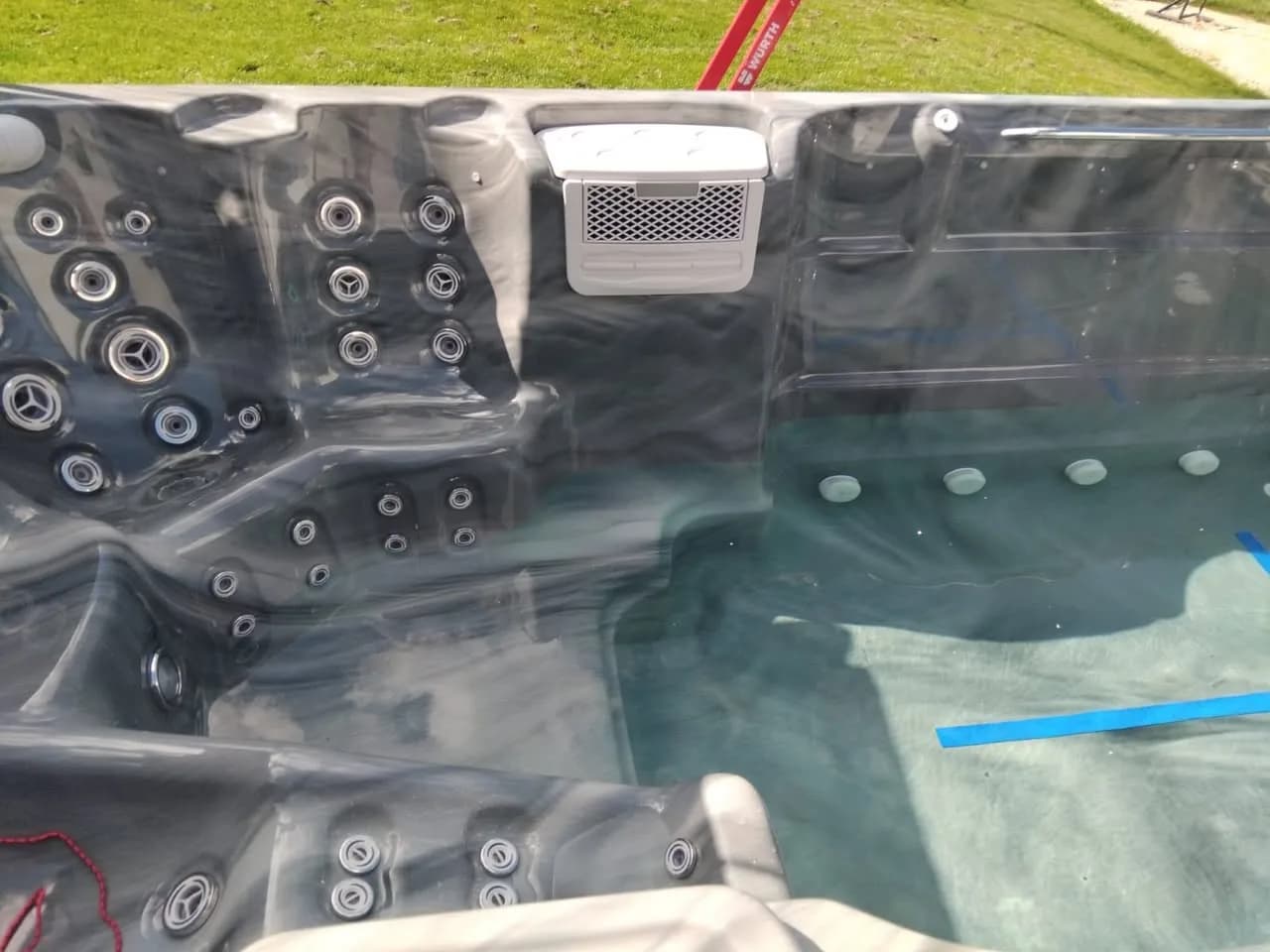 Installation d'un spa de nage Øxford 480, autre vue du chantier
