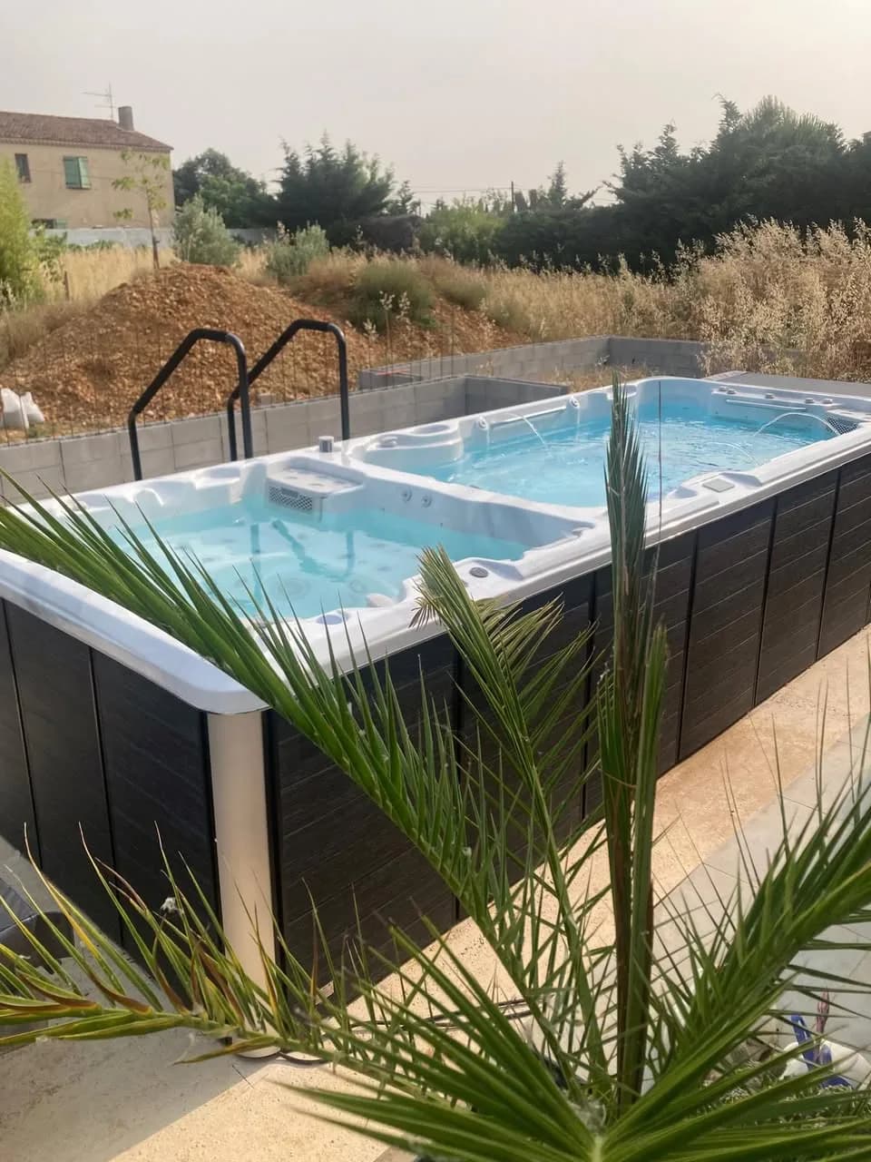 Installation d'un spa de nage Risør 600 Full option à Arles, autre vue du chantier