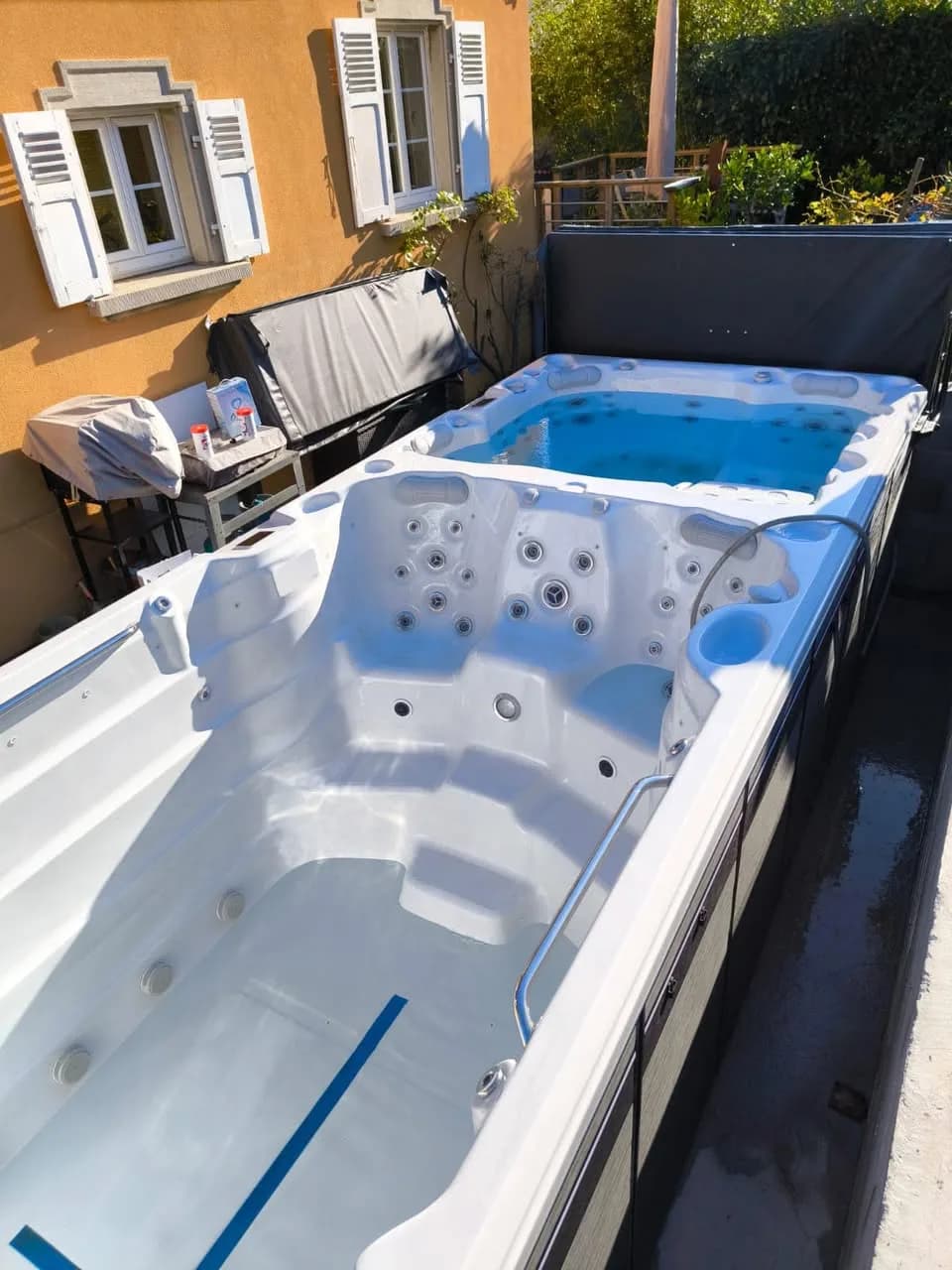 Installation d'un spa de nage Risør 600 à Orschwiller, sur une terrasse au pied de la maison