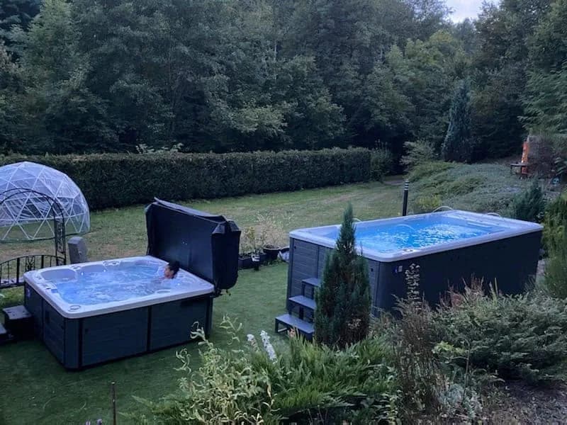 Installation d'un spa de nage Sløvika 600, un spa et un spa de nage côte à côte dans un grand jardin